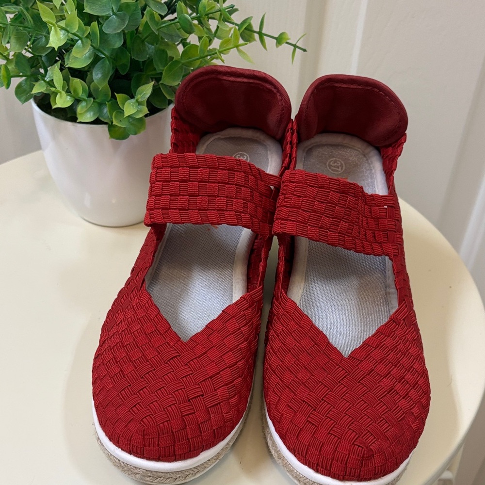 bernie mev. Red Woven Wedges - Picture 3 of 4